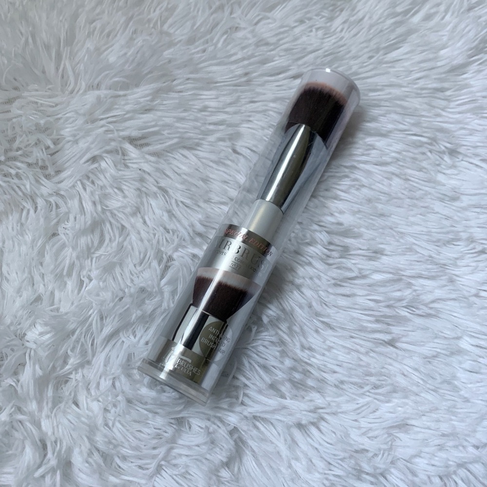 NWT IT Cosmetics Airbrush Full Coverage Brush 77